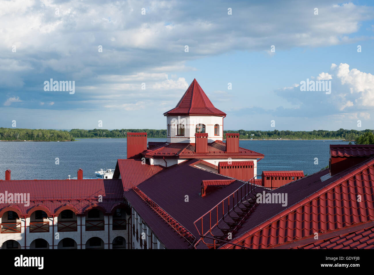 Vinnovka, Russia - 25 giugno 2016. Bella Vista Svyato-Bogorodicky il monastero e il fiume Volga, Russia Foto Stock