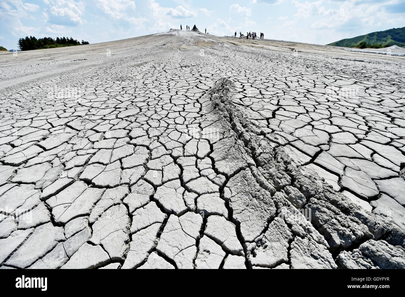 Paesaggio con vulcani di fango conosciuto anche come cupole di fango nella stagione estiva Foto Stock