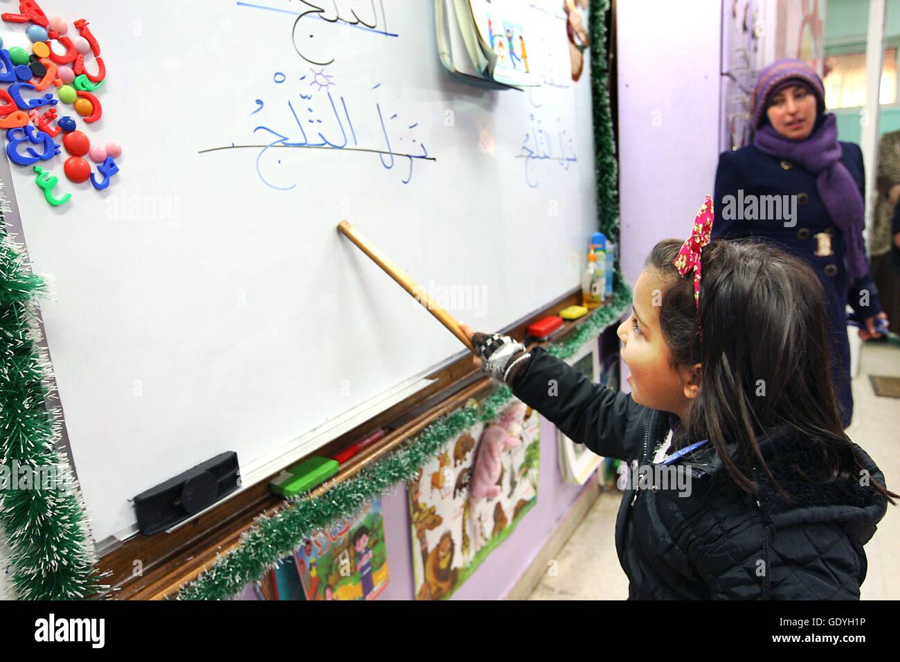 In una scuola ad Amman, capitale della Giordania. Una pupilla è in aula su una lavagna. - Febbraio 2016 | Utilizzo di tutto il mondo Foto Stock