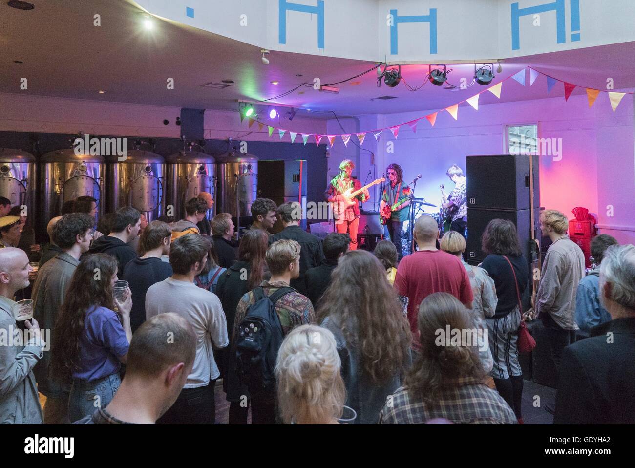 Concerto dal vivo nel bar Clutha a Glasgow, 23.5.2016 | Utilizzo di tutto il mondo Foto Stock