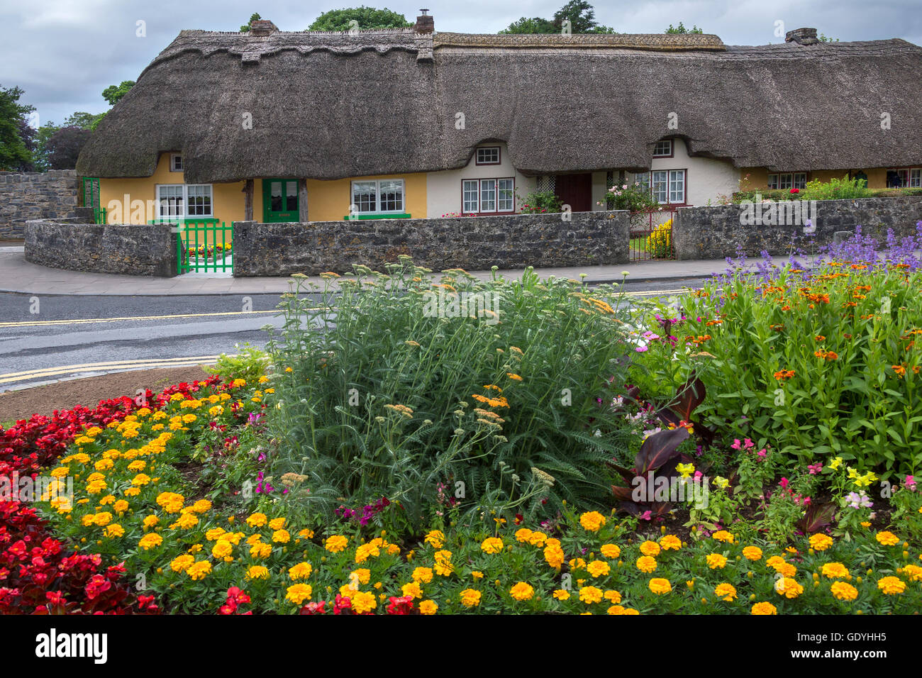 Vecchio cottage con il tetto di paglia nel villaggio di Adare nella contea di Limerick nella Repubblica di Irlanda. Foto Stock