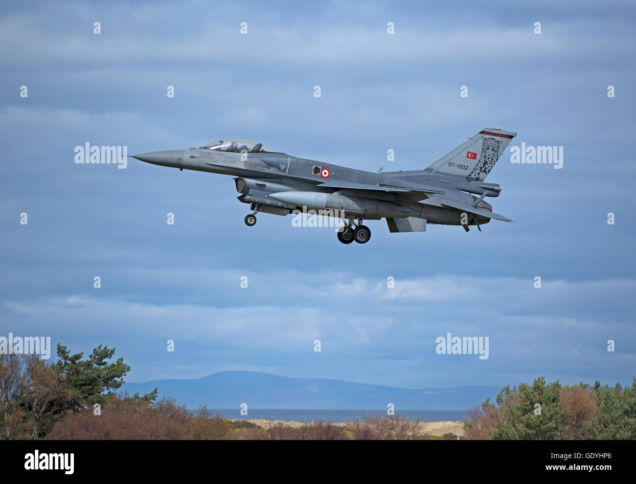 Turkish Air Force General Dynamics F16 sedile unico fighter Jet Reg serie 07-1002 Joint RAF Lossiemouth esercizio. SCO 10,778. Foto Stock