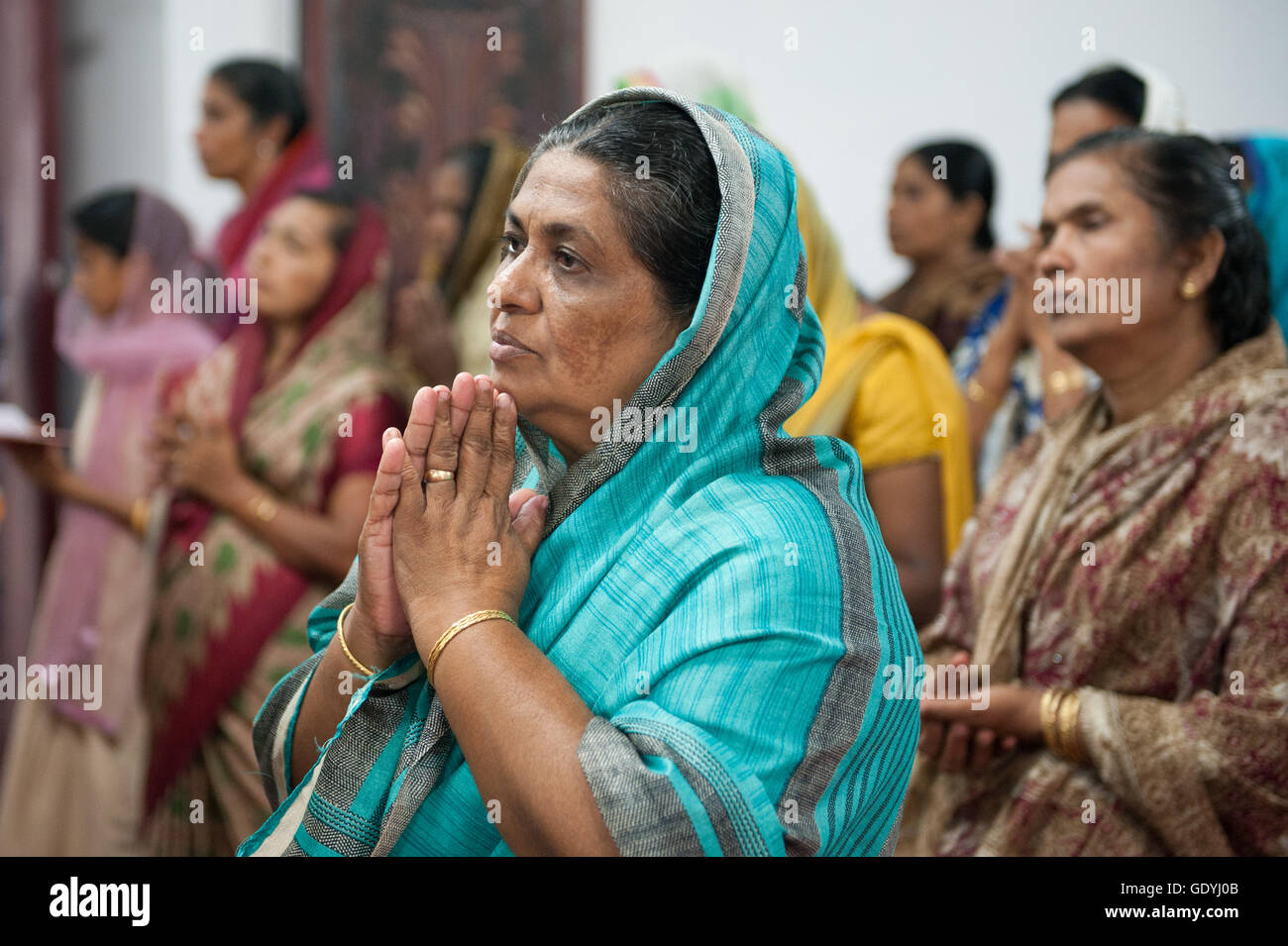 I credenti all'interno della Basilica di Santa Maria della cattolica siro-malabarese foranei chiesa in Alappuzha, India, il 19 ottobre 2015. Foto: Sebastian Kahnert | Utilizzo di tutto il mondo Foto Stock