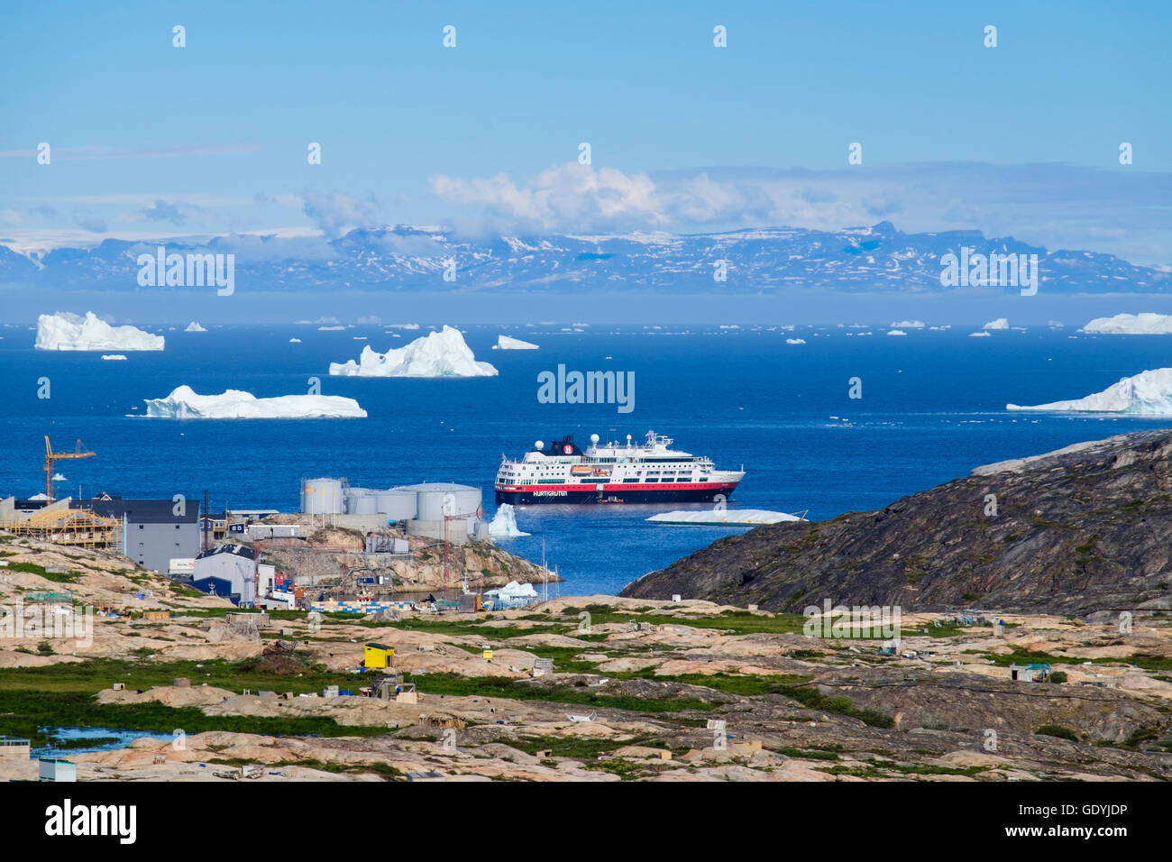 Vista su tutta la città di cane per Hurtigruten MS Fram nave da crociera ormeggiata al largo tra gli iceberg nella baia di Disko artico sulla costa ovest. Ilulissat Tourist Nature Groenlandia Foto Stock
