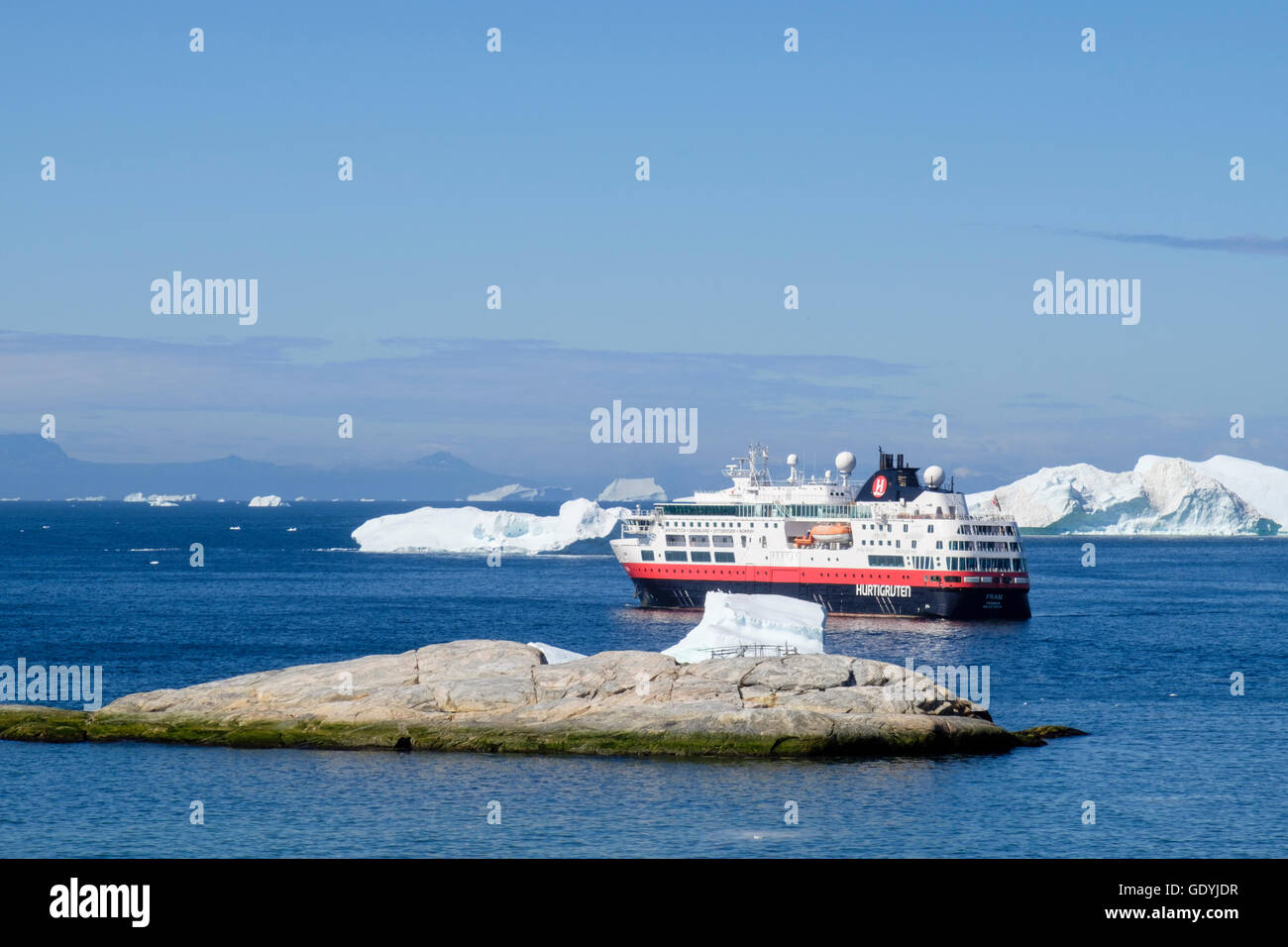 Hurtigruten MS Fram expedition explorer nave da crociera ormeggiata al largo tra gli iceberg nella baia di Disko sulla costa ovest in estate 2016. Ilulissat Foto Stock