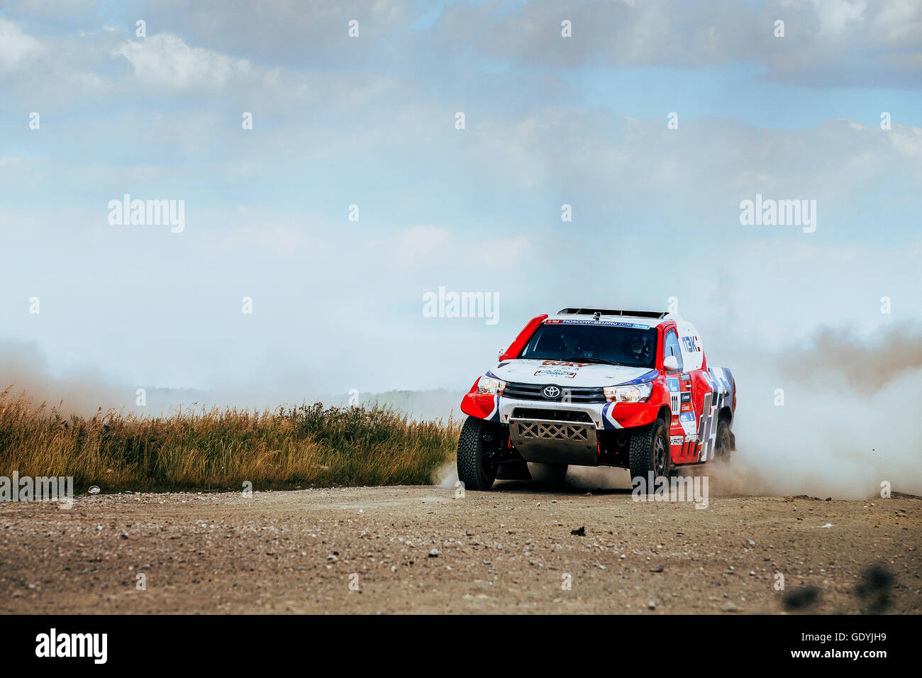 Rally auto Toyota corse su strada polverosa durante il Silk Way rally Foto Stock