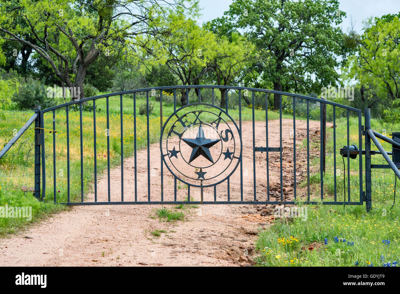 Ranch gate nel paese collinare vicino a Mason, Texas, Stati Uniti d'America Foto Stock