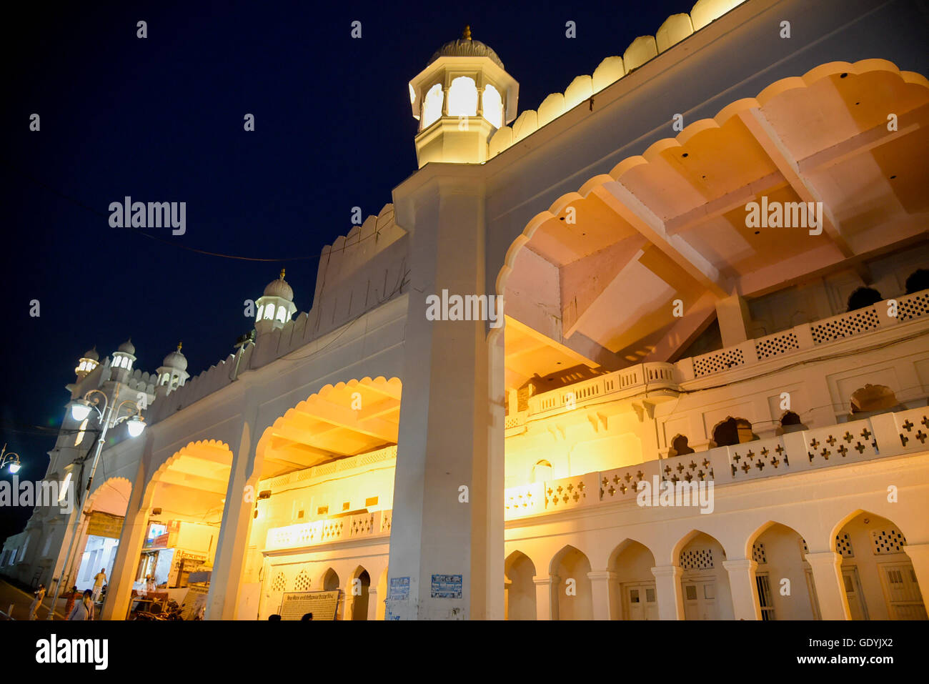 Shri Anandpur sahib Kesgarh takhat Sahib gurdwara religiosa in vista notte alleggerimento nel distretto Rupnagar Punjab, India, Asia Foto Stock