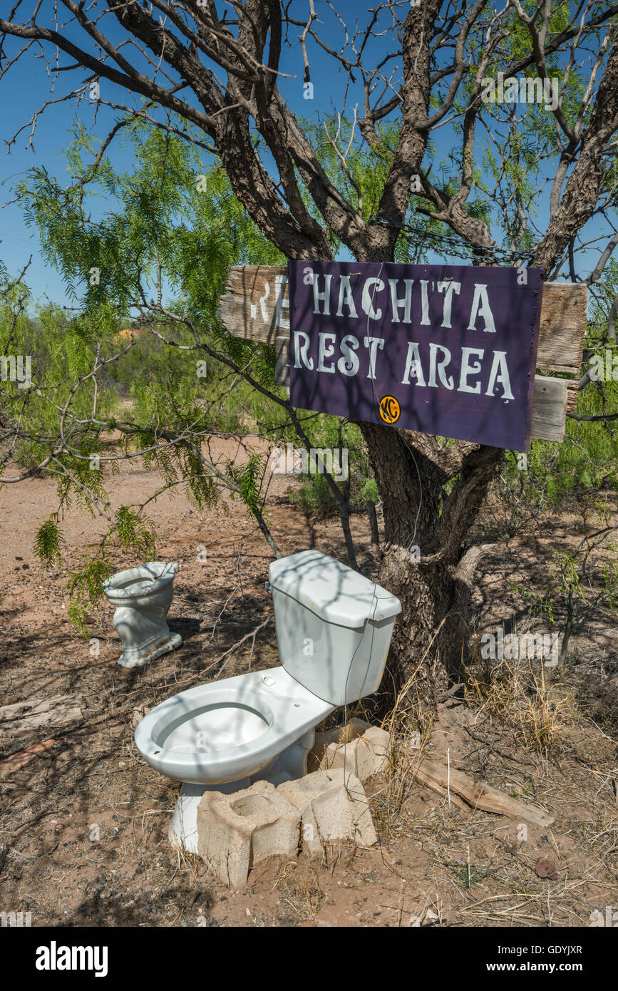 Sciacquone esterno nella città fantasma di Hachita a Yucca pianure, deserto del Chihuahuan, Nuovo Messico, STATI UNITI D'AMERICA Foto Stock