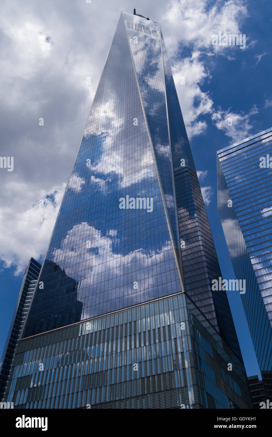 Nuvole e cielo blu riflessa in una World Trade Center Foto Stock