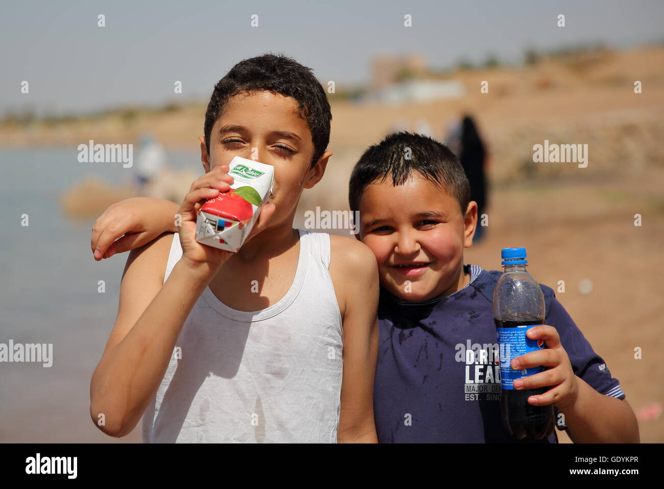 Ritratto di due ragazzini sorridenti su una spiaggia in Aqaba Giordania Foto Stock