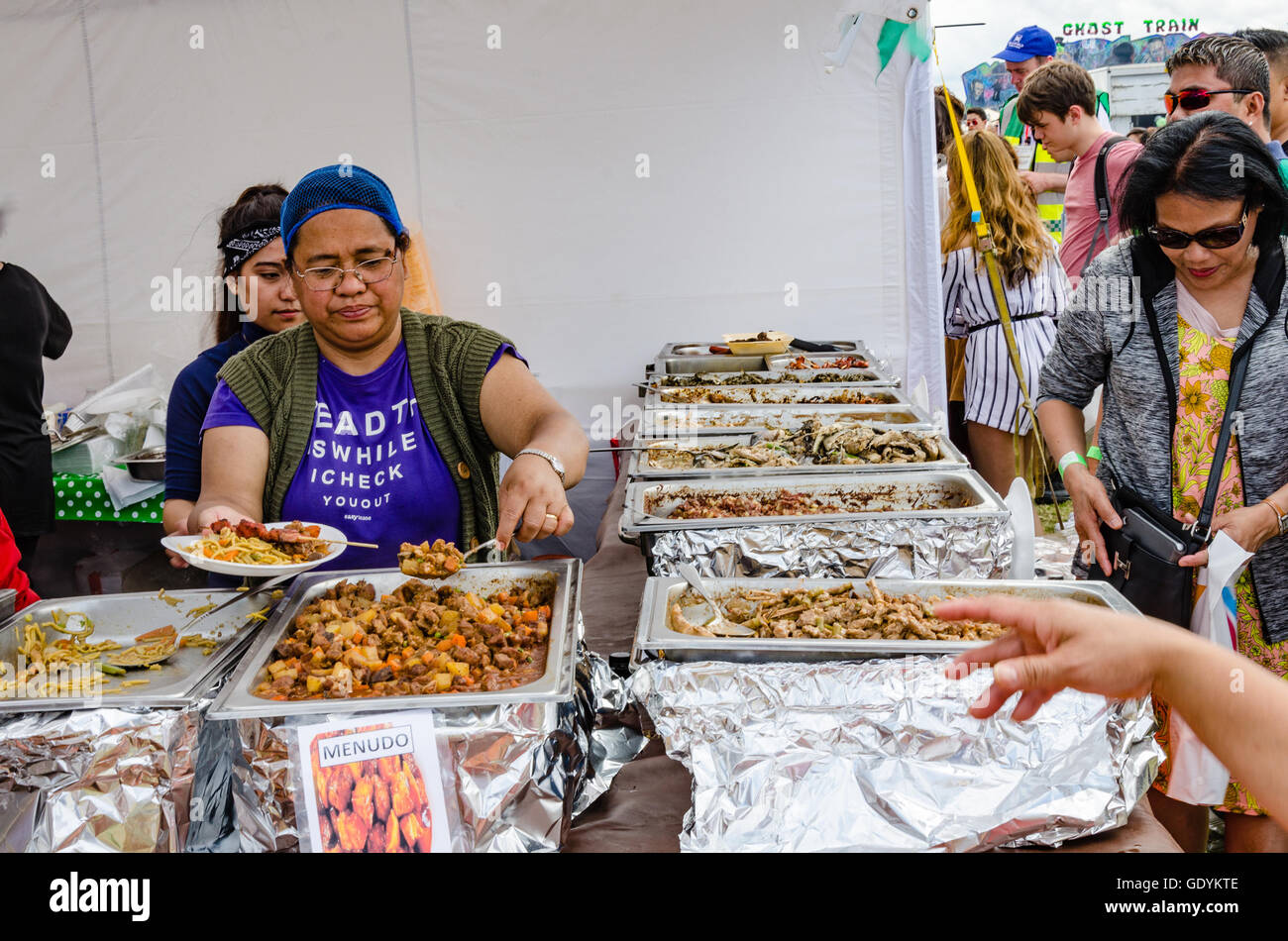 Una bancarella vendendo filippino tradizionale cibo di strada al Barrio Fiesta 2016 a Londra. Foto Stock
