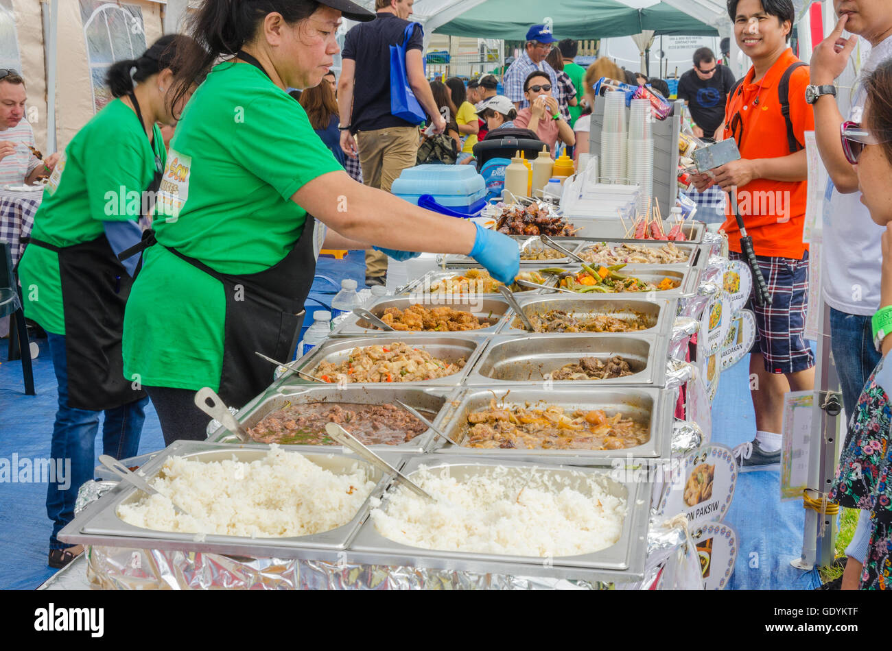 Una bancarella vendendo filippino tradizionale cibo di strada al Barrio Fiesta 2016 a Londra. Foto Stock