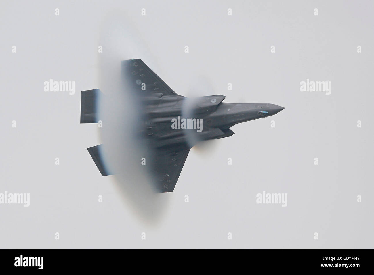 Flypast olandesi di F-35A F-001 produce coni di vapore durante la alimentazione di aria dimostrazione a Leeuwarden airshow di Foto Stock