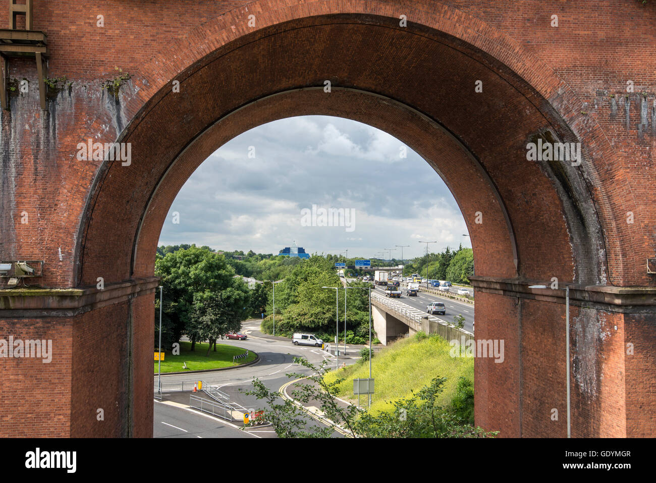 Vista sotto uno degli archi di Stockport viadotto in Inghilterra nordoccidentale. L'autostrada M60 e la piramide può essere visto. Foto Stock