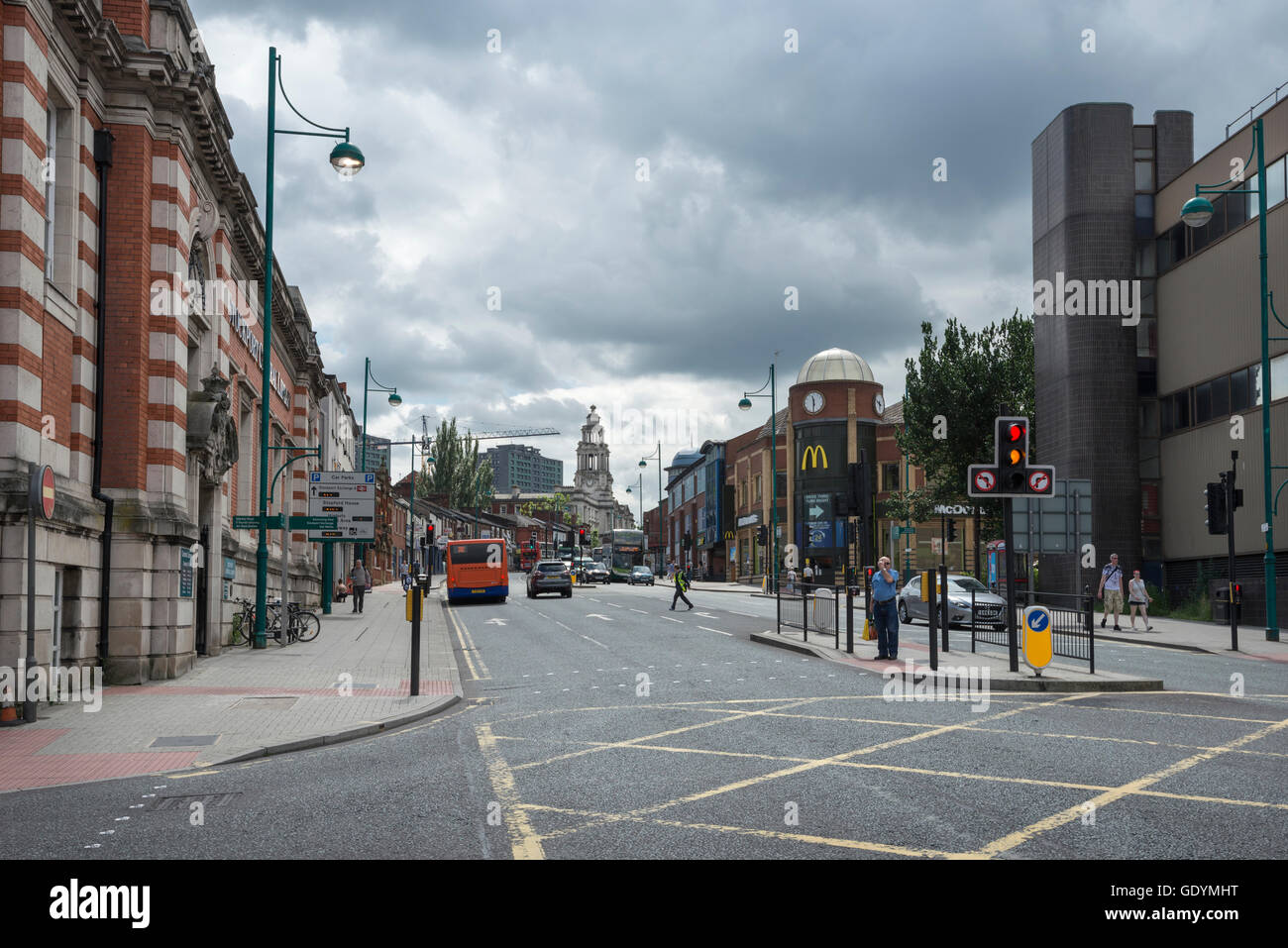 Nodo stradale sulla A6 nella città di Stockport, Greater Manchester. Libreria di Stockport, Royal Mail e municipio. Foto Stock