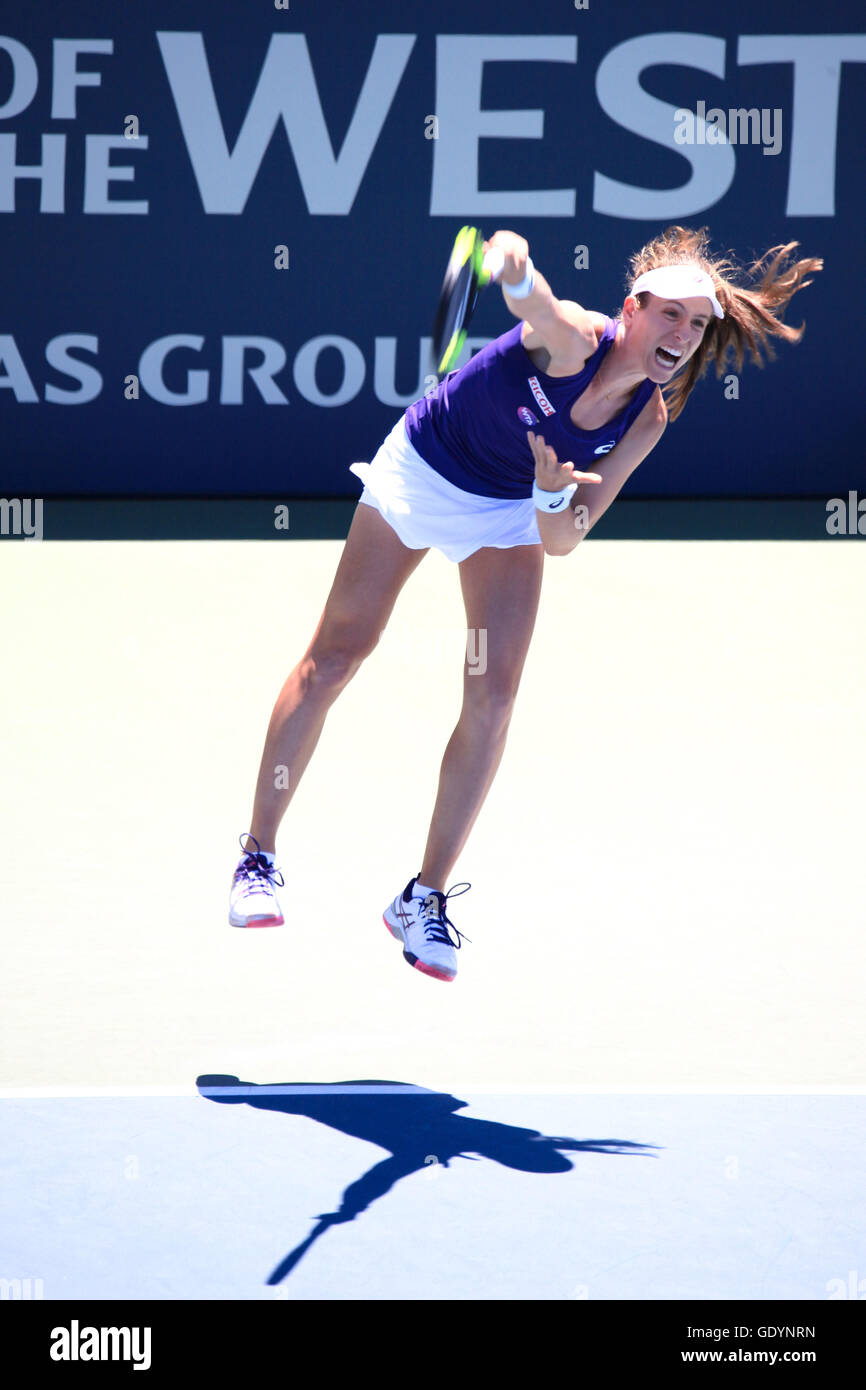 Johanna Konta di Gran Bretagna serve mentre gioca a tennis presso la banca del West Classic a Stanford in California, WTA, campione Foto Stock