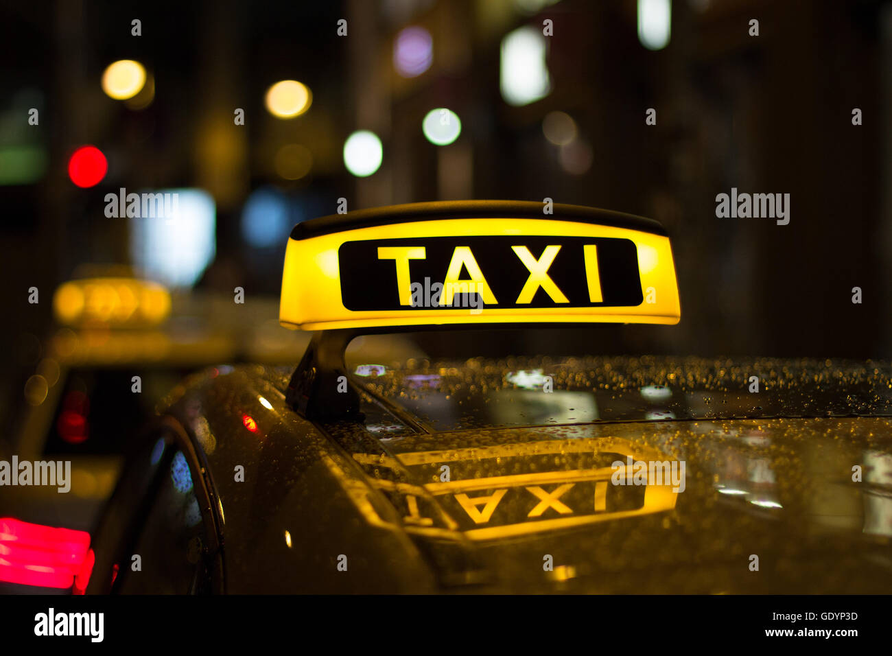 Segno di taxi di notte - taxi auto Foto Stock
