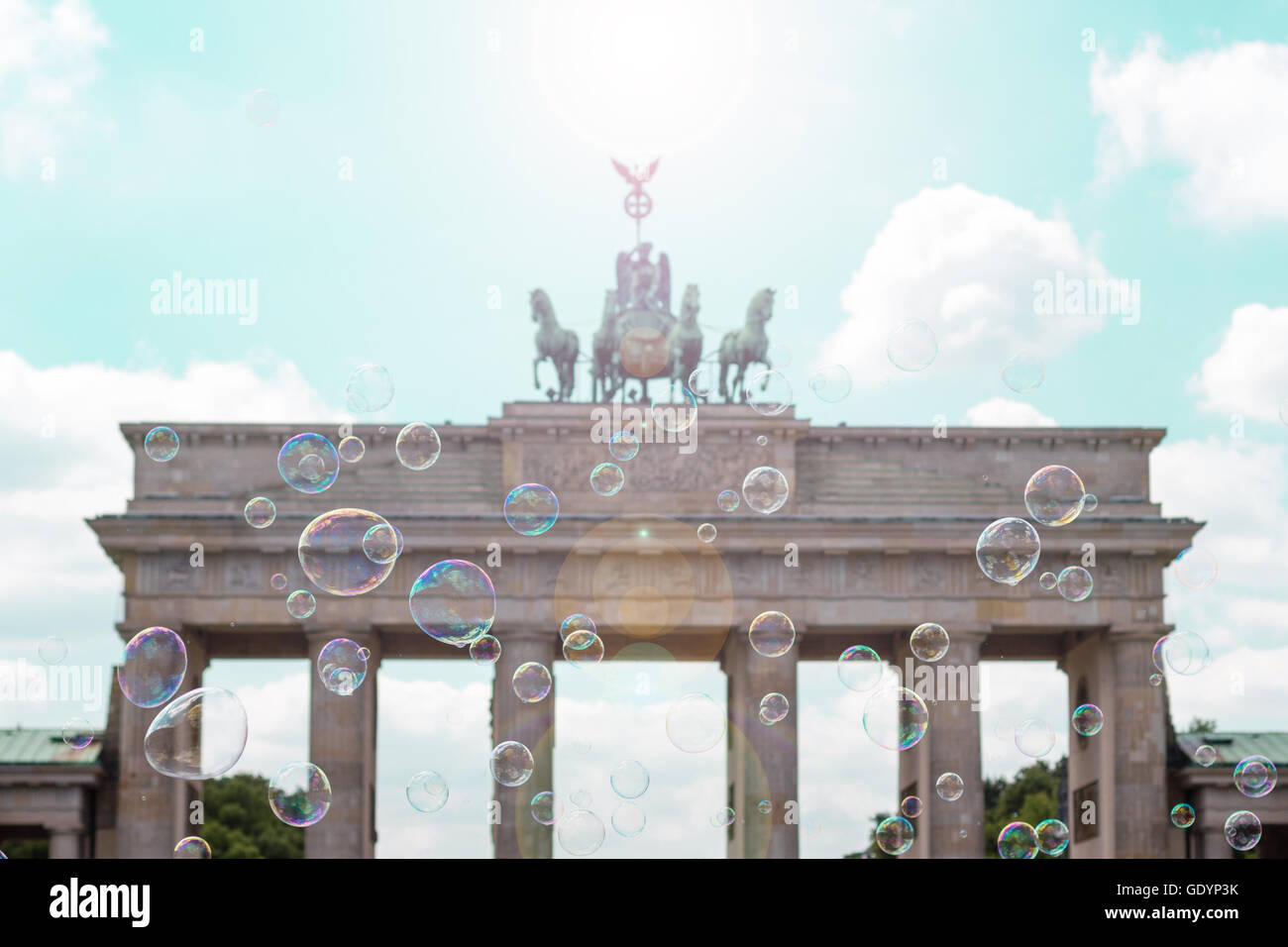 Simbolo di Berlino, la Porta di Brandeburgo (Brandenburger Tor) dietro le bolle di sapone Foto Stock