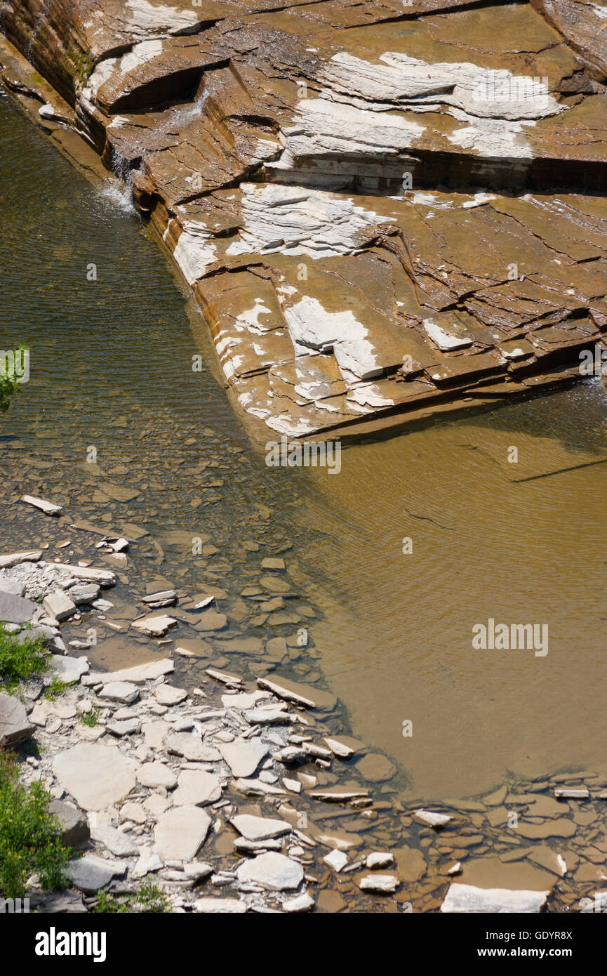 Tully forme di calcare Taughannock Creek's bed, in Taughannock cade Gorge, NY. Foto Stock
