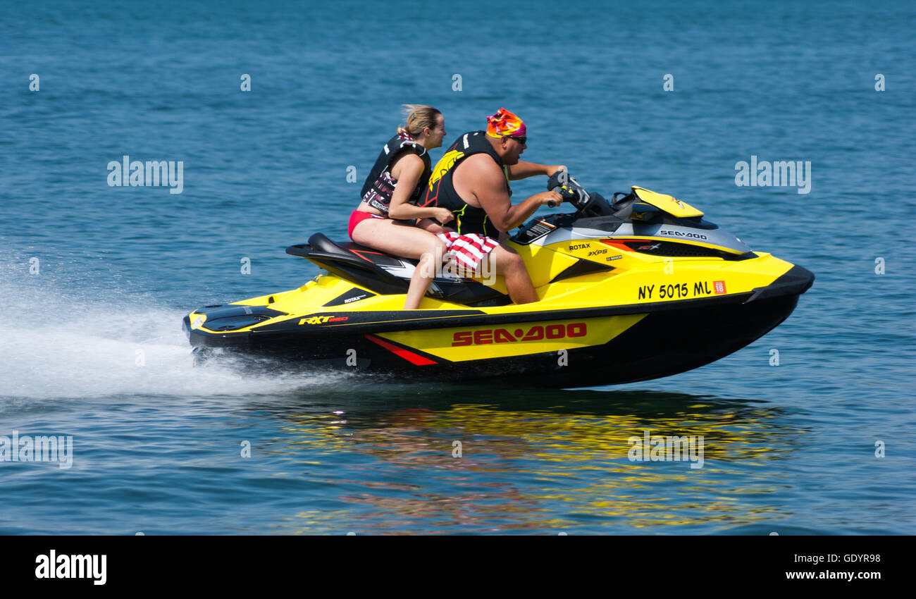 Giovane godendo di un rapido giro in jet ski, sul Cayuga Lake, NY. Foto Stock