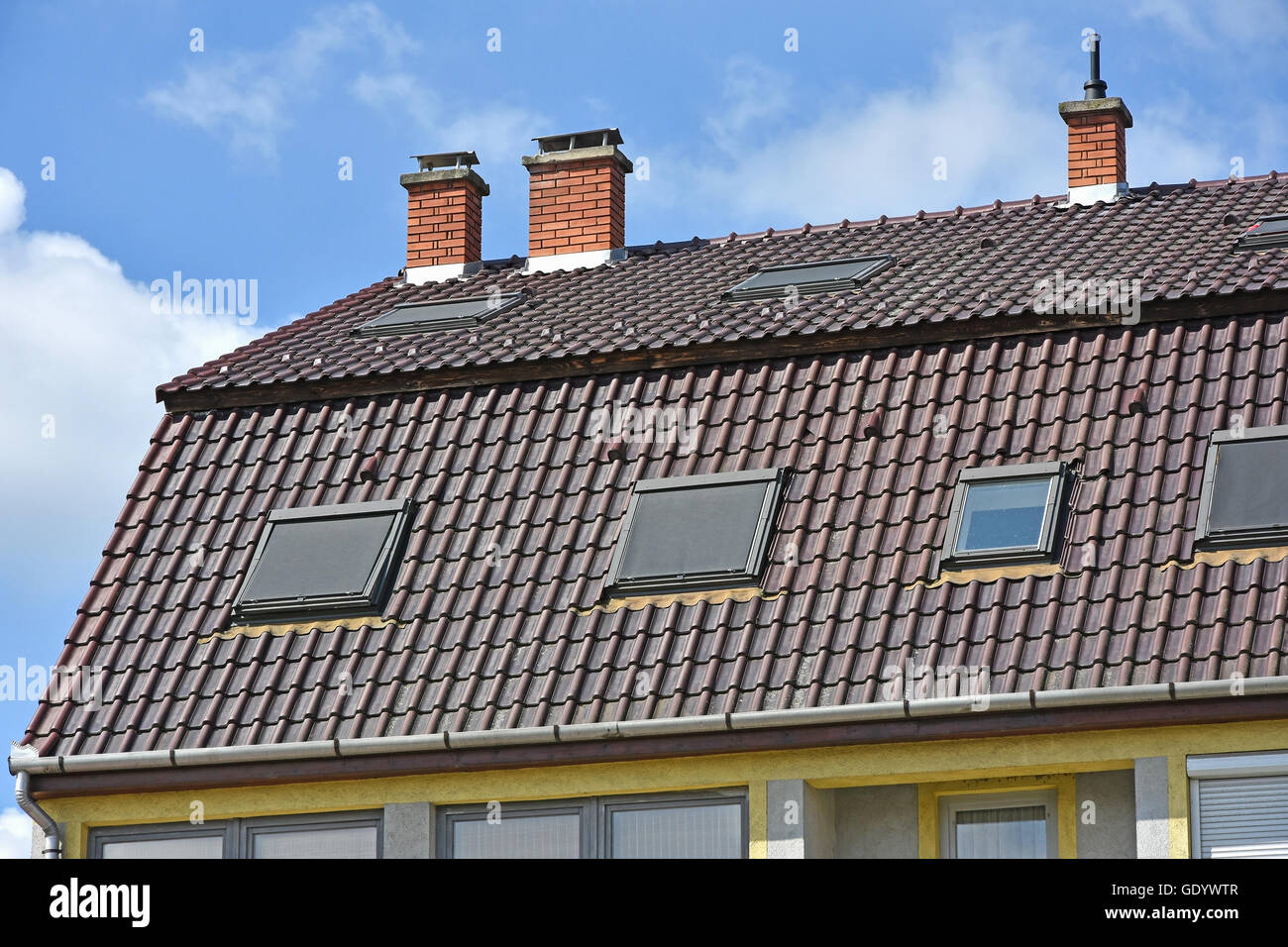 Grande casa con tetto di pile di fumo Foto Stock