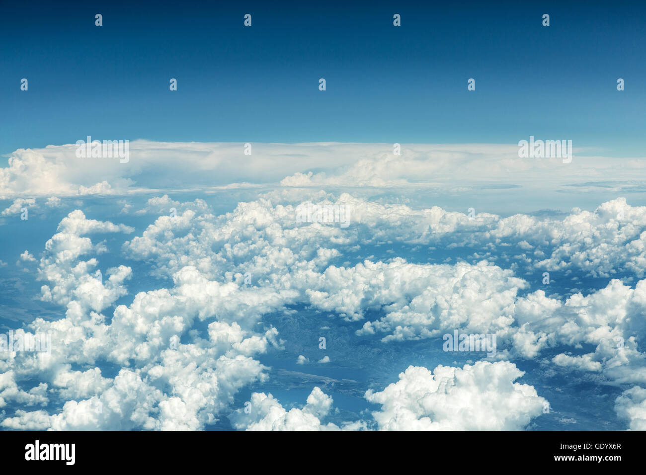 Vista aerea di nuvole e il paesaggio al di sotto di esse. Foto Stock