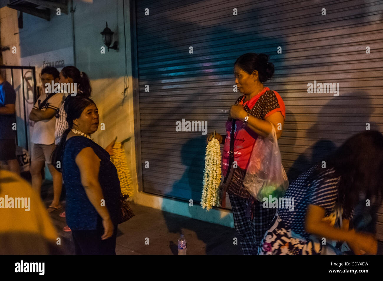 Local Thai donne vendita di Jasmine blossom catene per turisti ubriachi,vita notturna di Chiang Mai, Thailandia Foto Stock