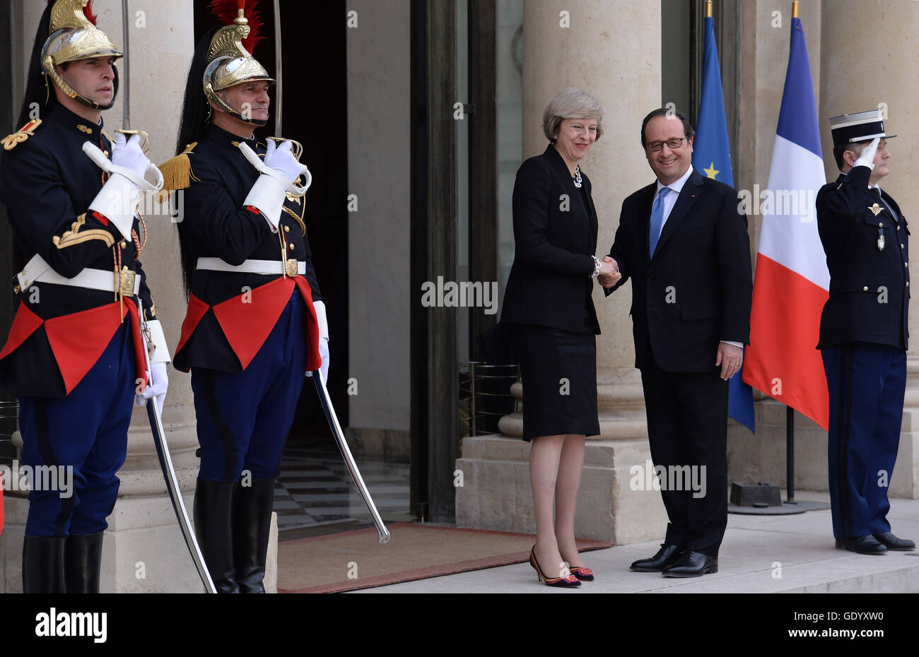 Il primo ministro Theresa Maggio incontra il Presidente francese Francois Hollande all'Elysee Palace, a Parigi per una riunione bilaterale. Foto Stock