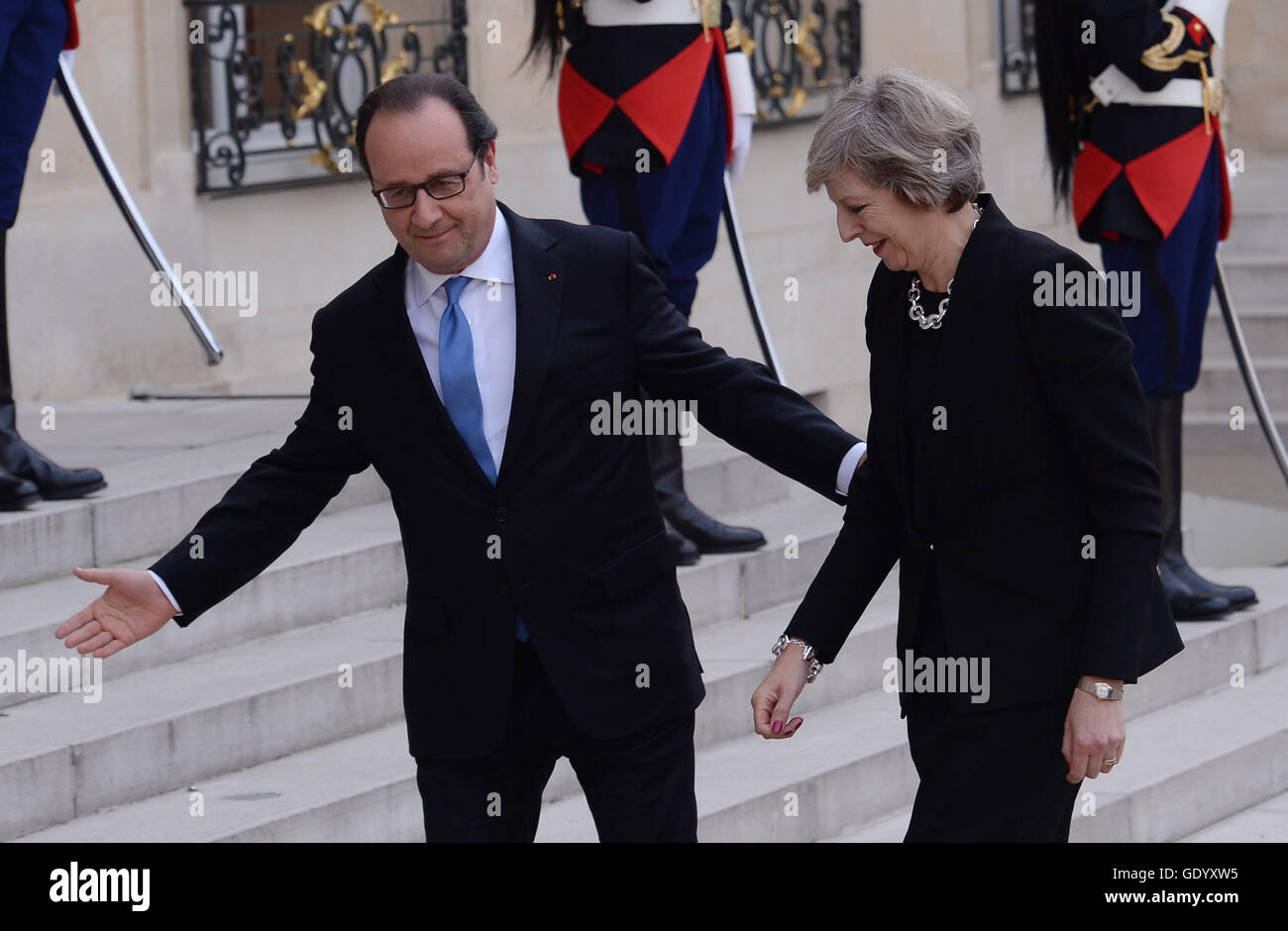 Il primo ministro Theresa Maggio incontra il Presidente francese Francois Hollande all'Elysee Palace, a Parigi per una riunione bilaterale. Foto Stock