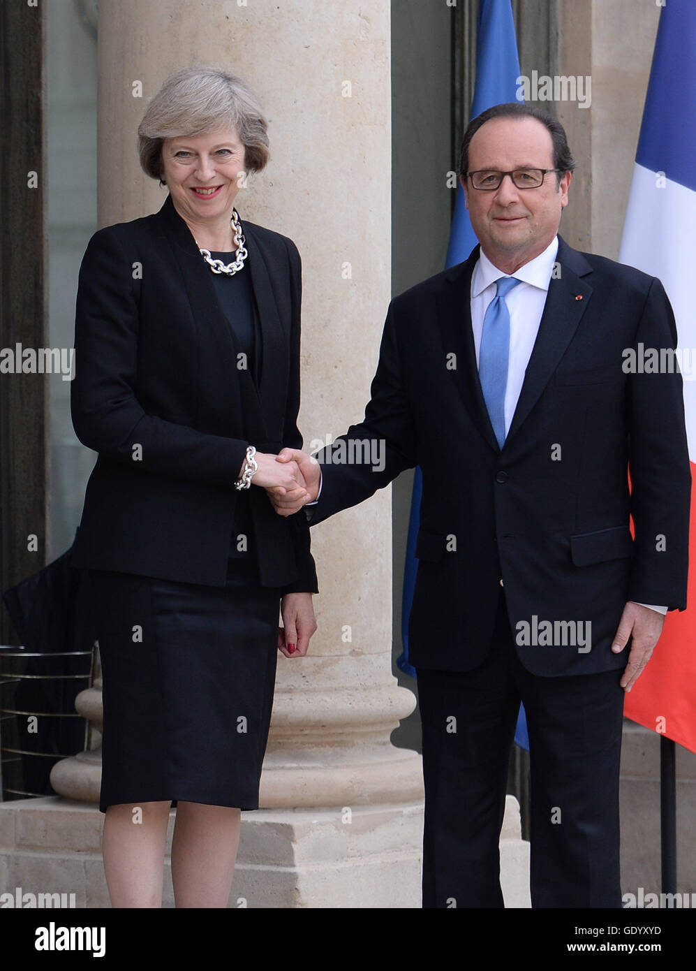 Il primo ministro Theresa Maggio incontra il Presidente francese Francois Hollande all'Elysee Palace, a Parigi per una riunione bilaterale. Foto Stock
