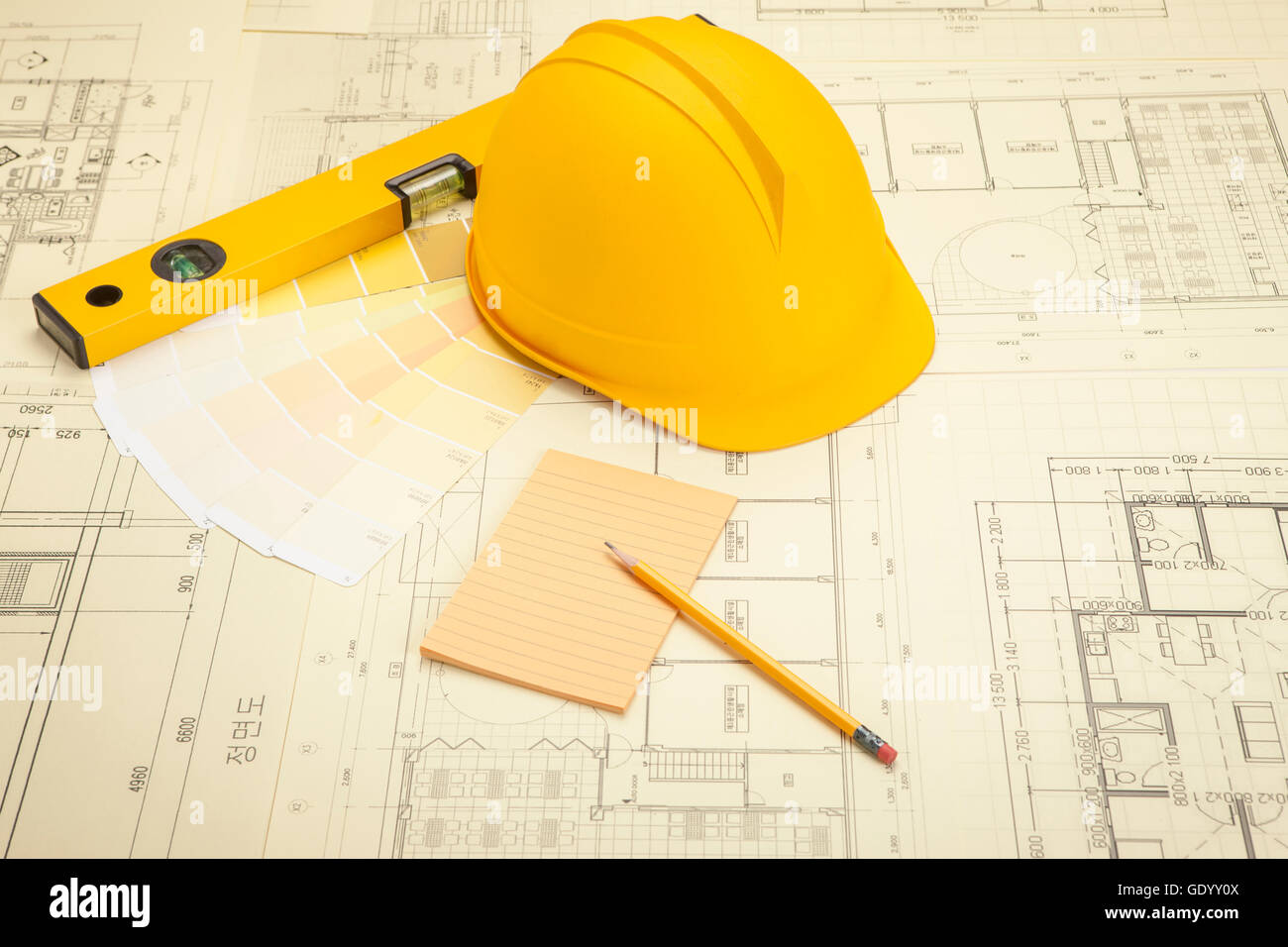 Oggetti legati alla costruzione come piano utensile, casco, codice colore, il diario e matita Foto Stock