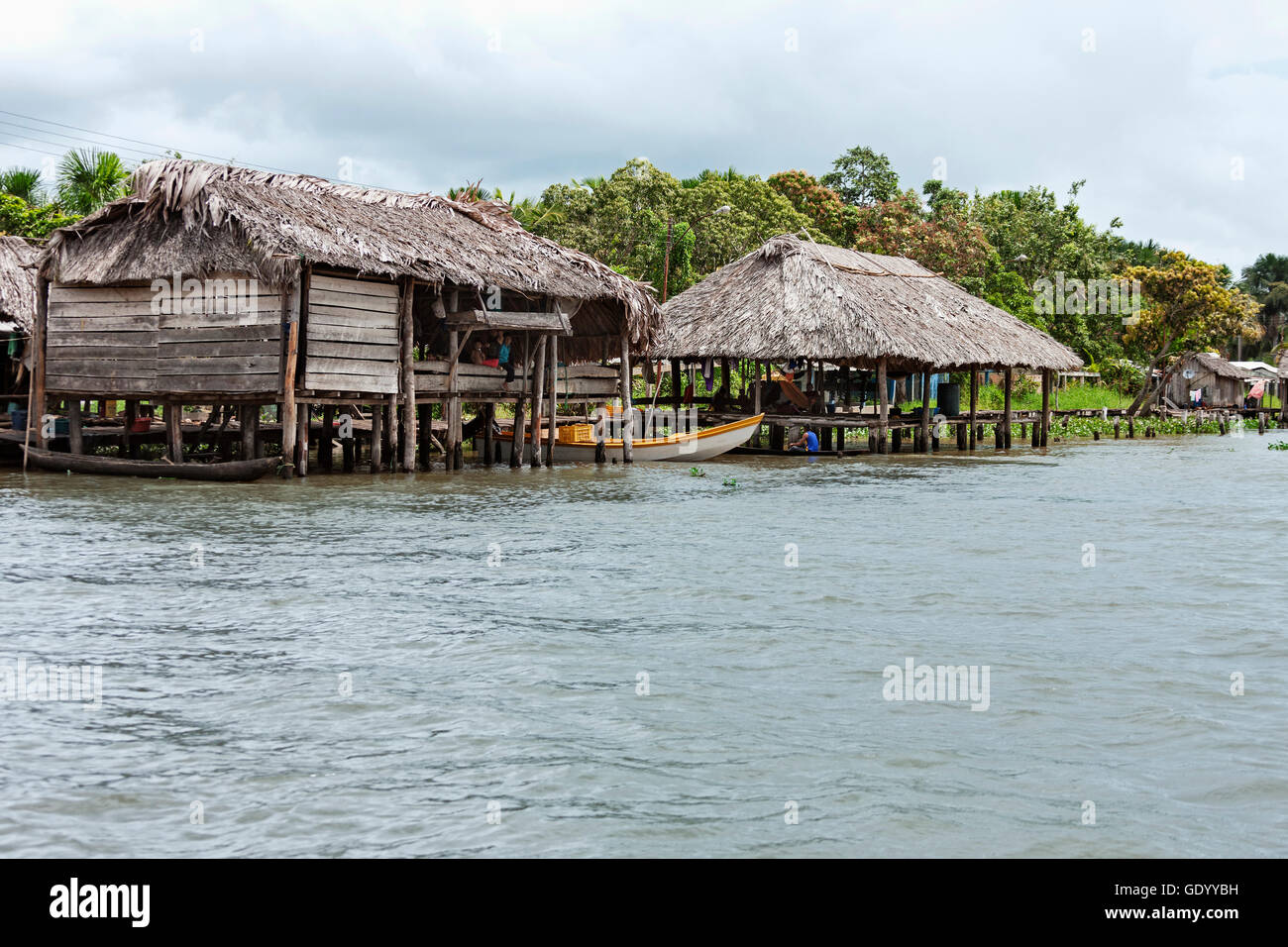 Case Warao-Indian al Riverside, Delta Orinoco, Venezuela Foto Stock