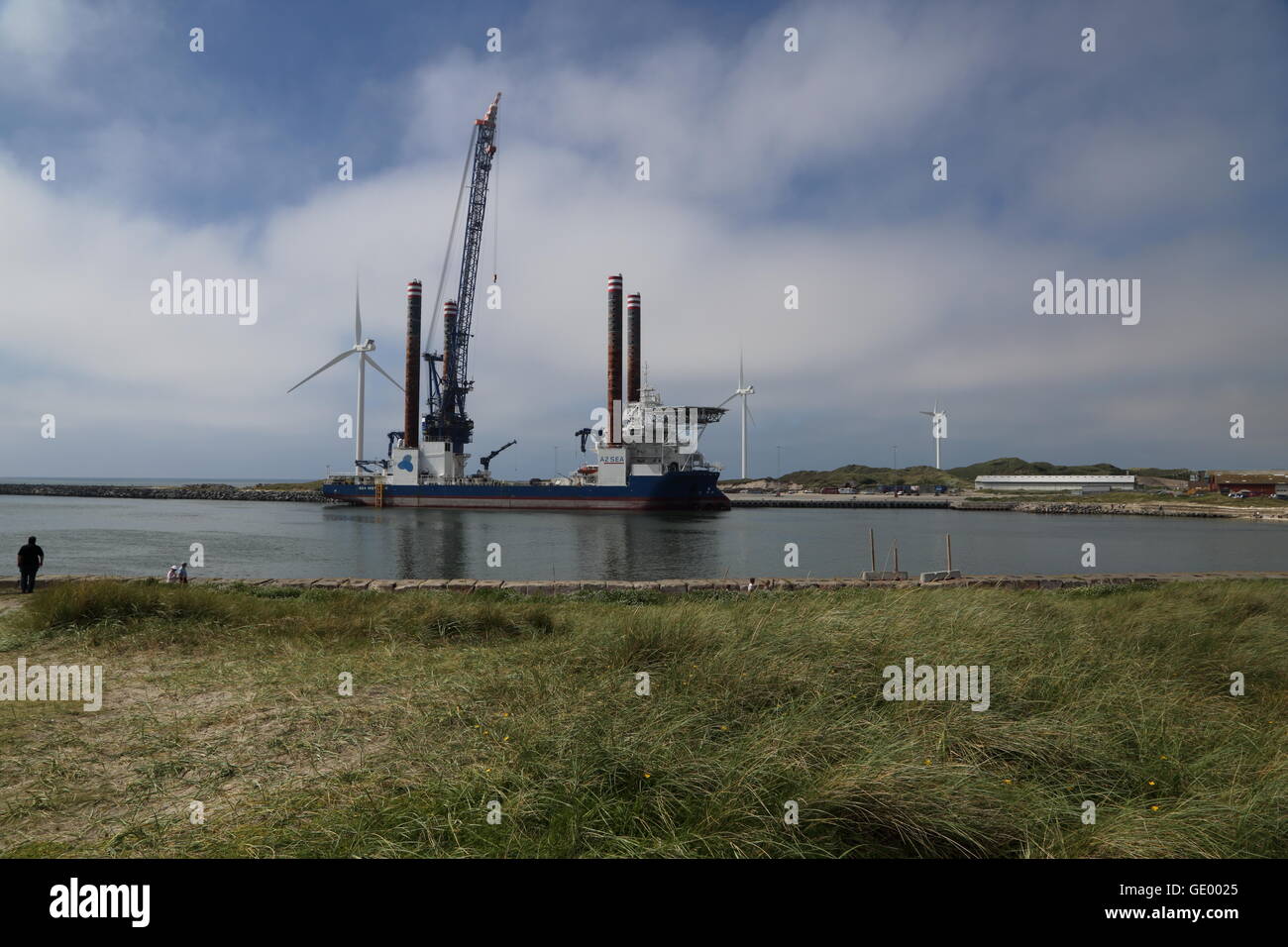"A2Mare" intaller mare a fianco della banchina in Hvide Sande Harbour, Danimarca "A2SEA" installer è un jack up contenitore progettato per reti Foto Stock