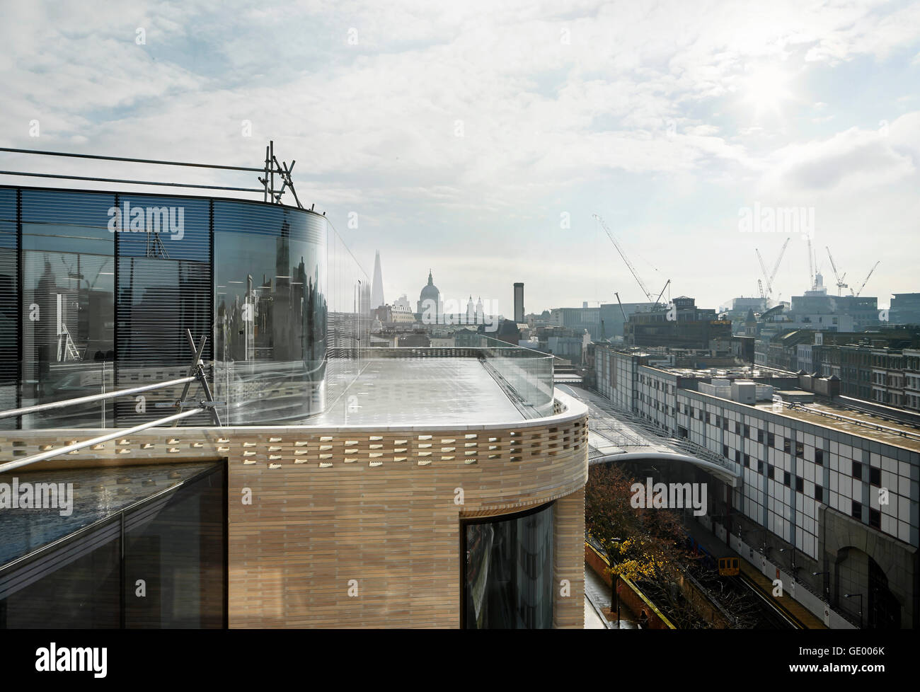 Terrazza sul tetto con la vista della City of London e a St Paul's. Edificio Turnmill, Londra, Regno Unito. Architetto: Piercy & Company, 2015. Foto Stock