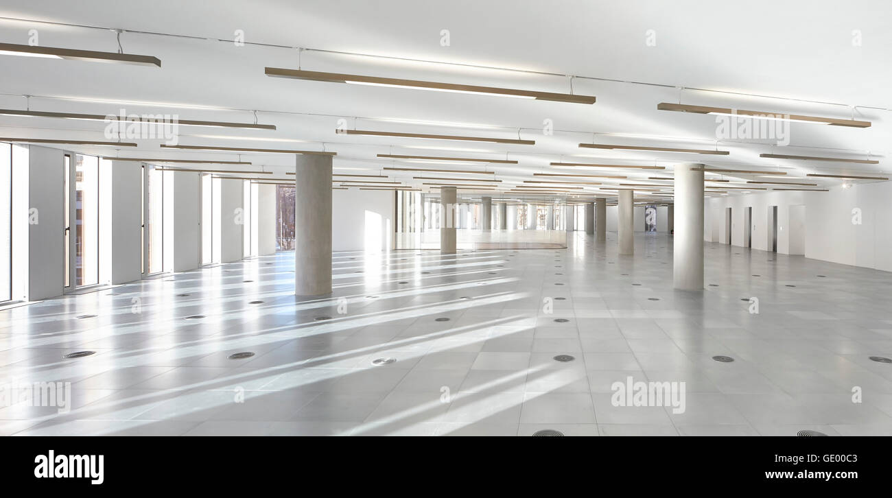 Non ammobiliato piano aperto la piastra del pavimento. Edificio Turnmill, Londra, Regno Unito. Architetto: Piercy & Company, 2015. Foto Stock