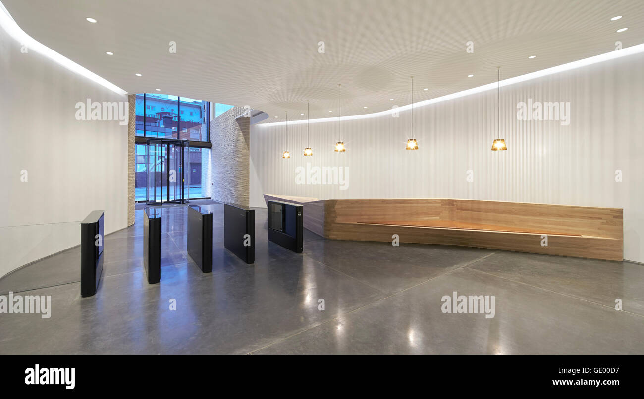 La reception e la barriera di sicurezza. Edificio Turnmill, Londra, Regno Unito. Architetto: Piercy & Company, 2015. Foto Stock