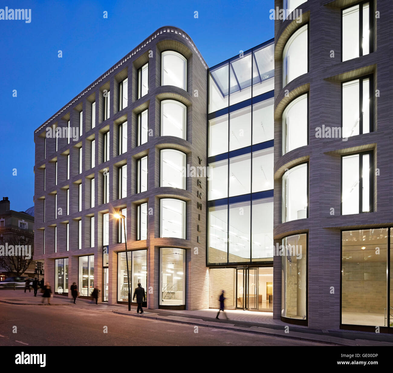 Vista obliqua dell'edificio al crepuscolo. Edificio Turnmill, Londra, Regno Unito. Architetto: Piercy & Company, 2015. Foto Stock