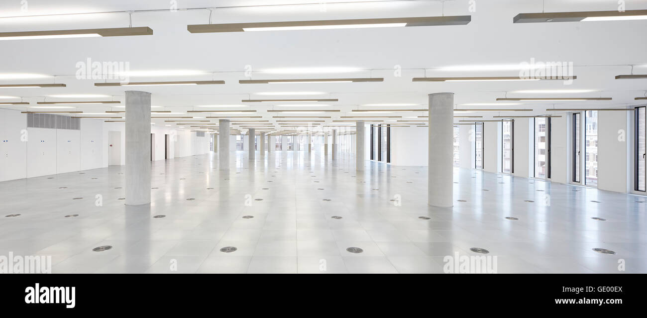 Non ammobiliato piano aperto la piastra del pavimento. Edificio Turnmill, Londra, Regno Unito. Architetto: Piercy & Company, 2015. Foto Stock