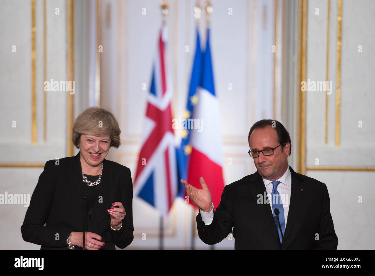 Il primo ministro Theresa Maggio tiene una conferenza stampa congiunta con il Presidente francese Francois Hollande all'Elysee Palace, Parigi dopo che hanno avuto un incontro bilaterale. Foto Stock
