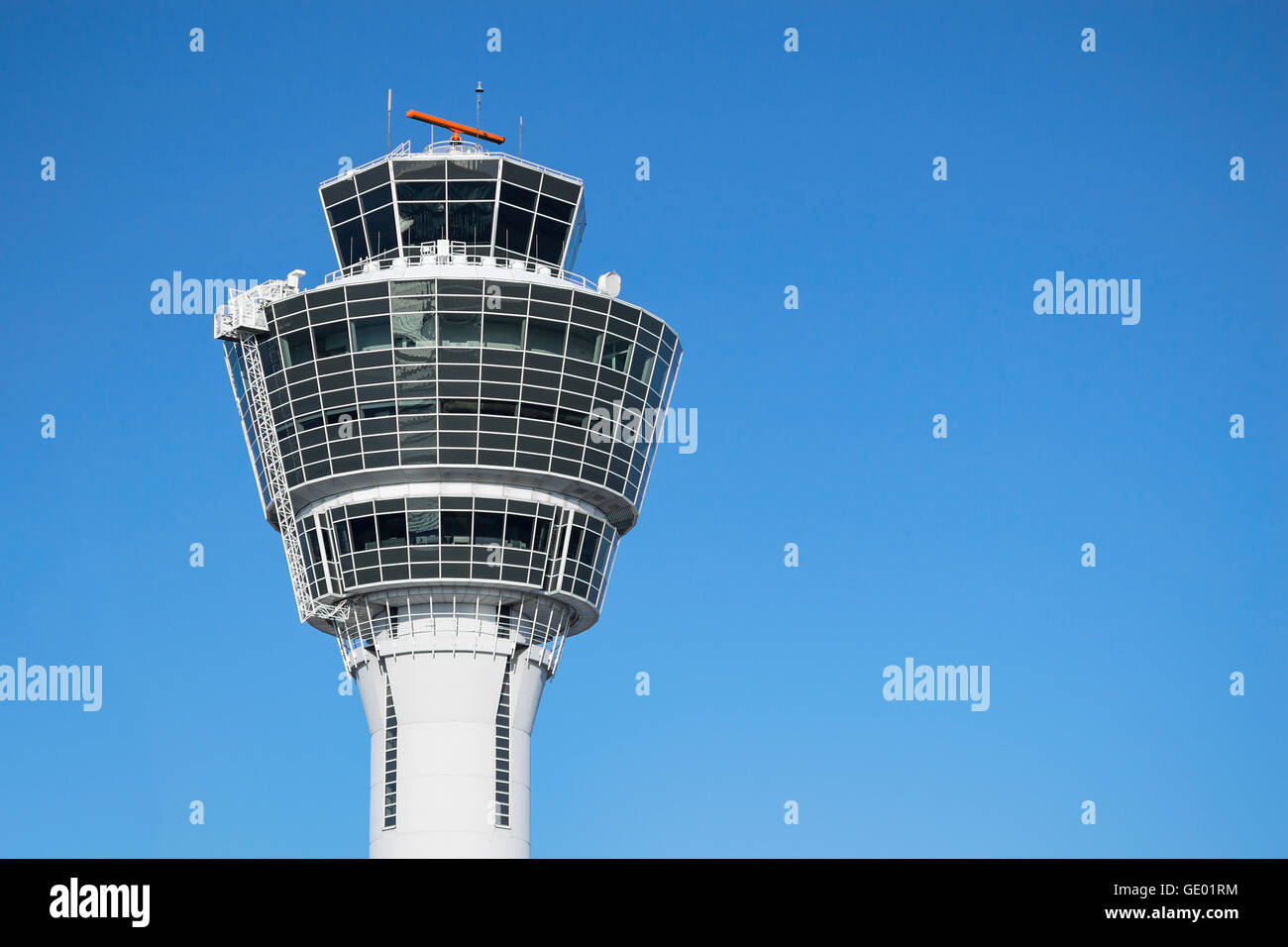 Monaco di Baviera il traffico aereo della torre di controllo in aeroporto con il cielo azzurro e la copia gratuita di luogo di spazio per il testo Foto Stock