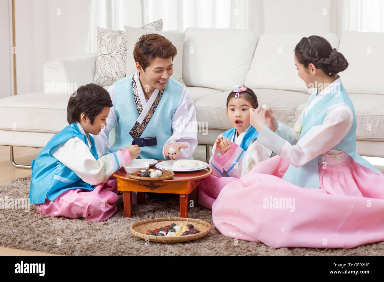 Armoniosa famiglia coreana rendendo torta di riso togethe Foto Stock