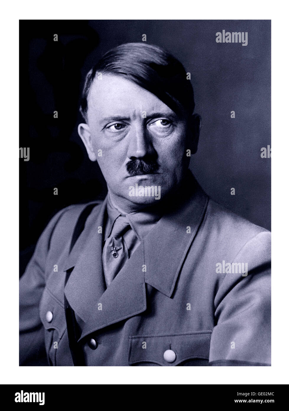 ADOLF HITLER 1930's formale Heinrich Hoffmann B & W ritratto studio di Adolf Hitler in uniforme da cui è stato fatto un famoso ritratto di pittura a olio di propaganda nazista Foto Stock
