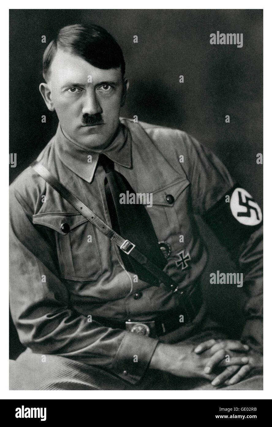 ADOLF HITLER STURMABTEILUNG UNIFORM 1930's informale B&W Ritratto di Adolf Hitler con fascia da braccio di svastica e distintivo della croce di ferro militare tedesca in uniforme Sturmabteilung (camicie marroni) Foto Stock
