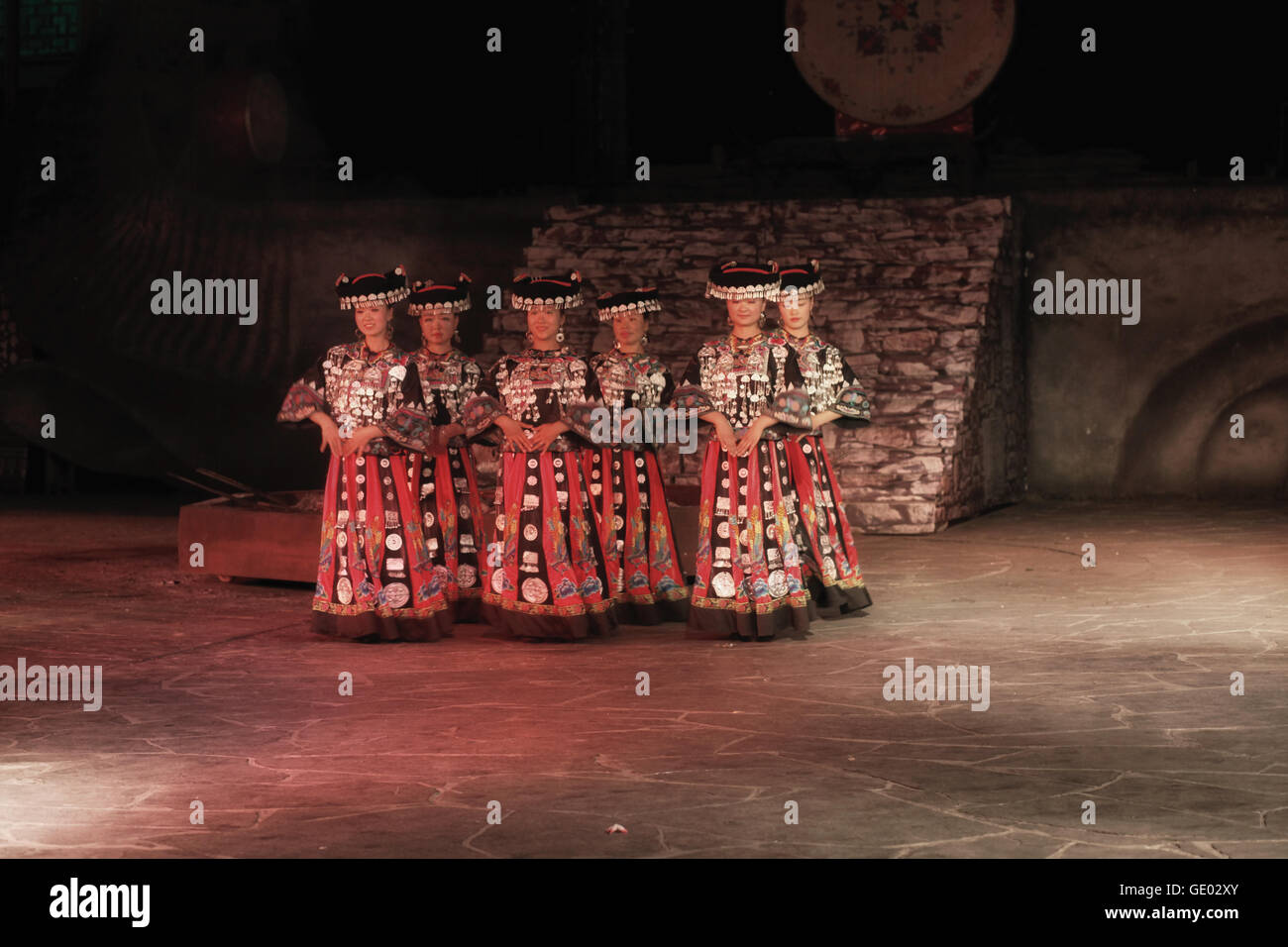 Spettacolo folcloristico per turisti, Miao Town Hunan, Repubblica popolare Cinese 2016 Foto Stock