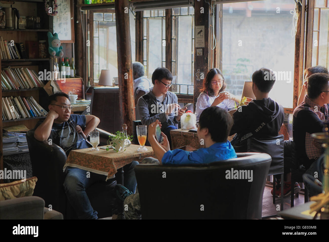 All'interno di un caffè bar a fenghuang vecchio phoenix , hunan, Cina Foto Stock