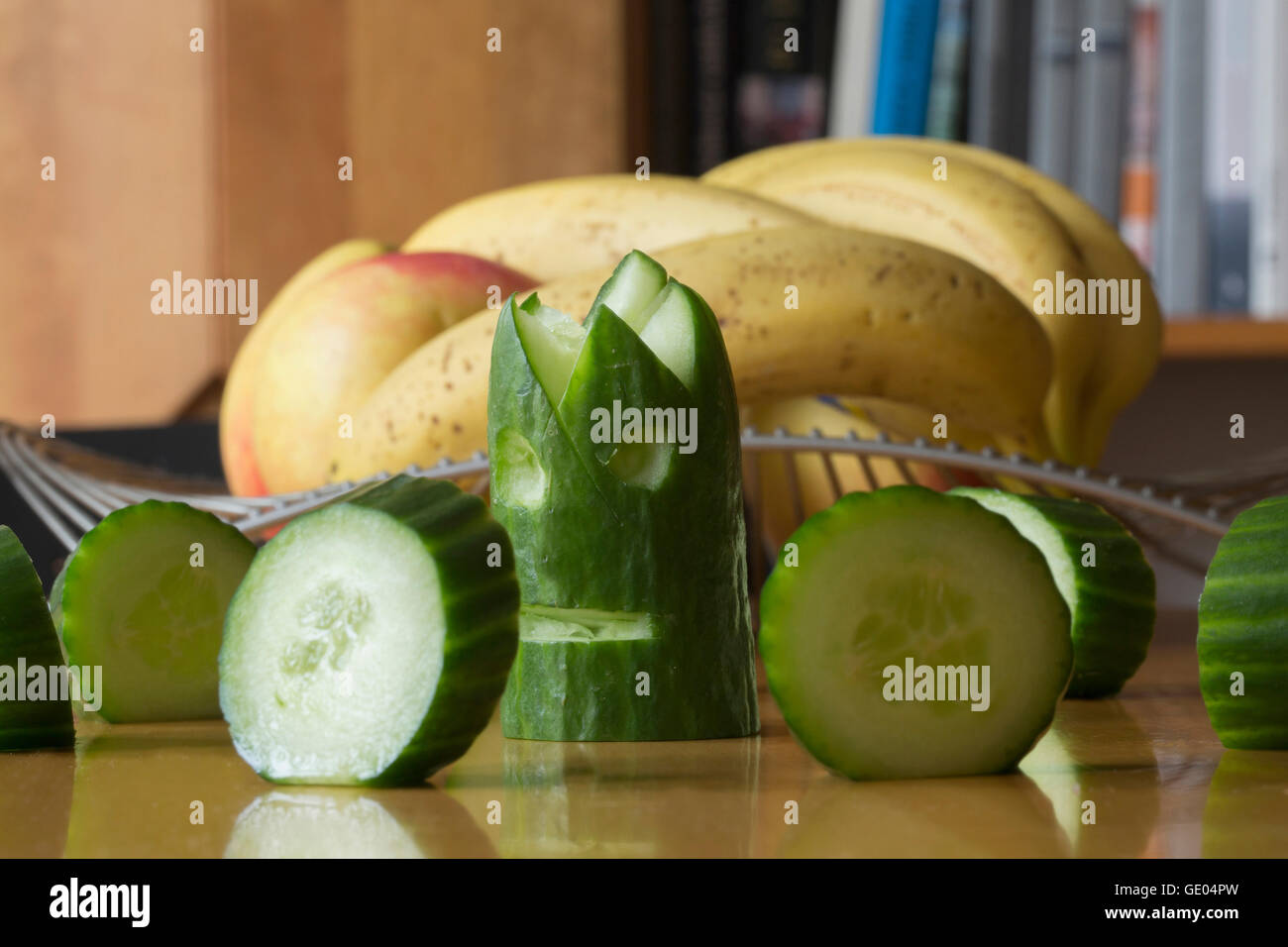 Close-up di cetriolo e banane sul tavolo Foto Stock