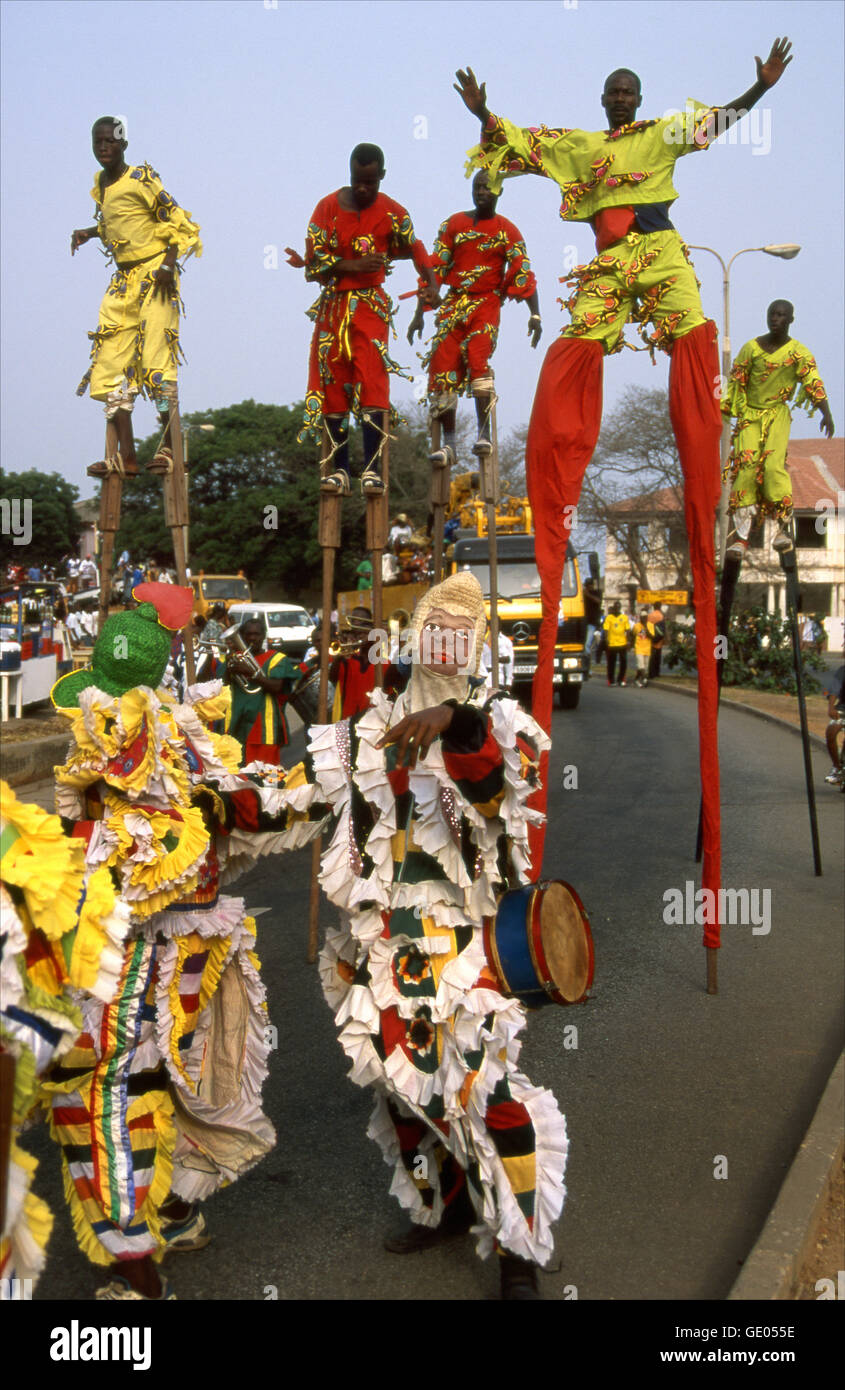 Stiltwalkers ad Accra il Carnevale. Accra, capitale del Ghana, Africa occidentale. Foto Stock