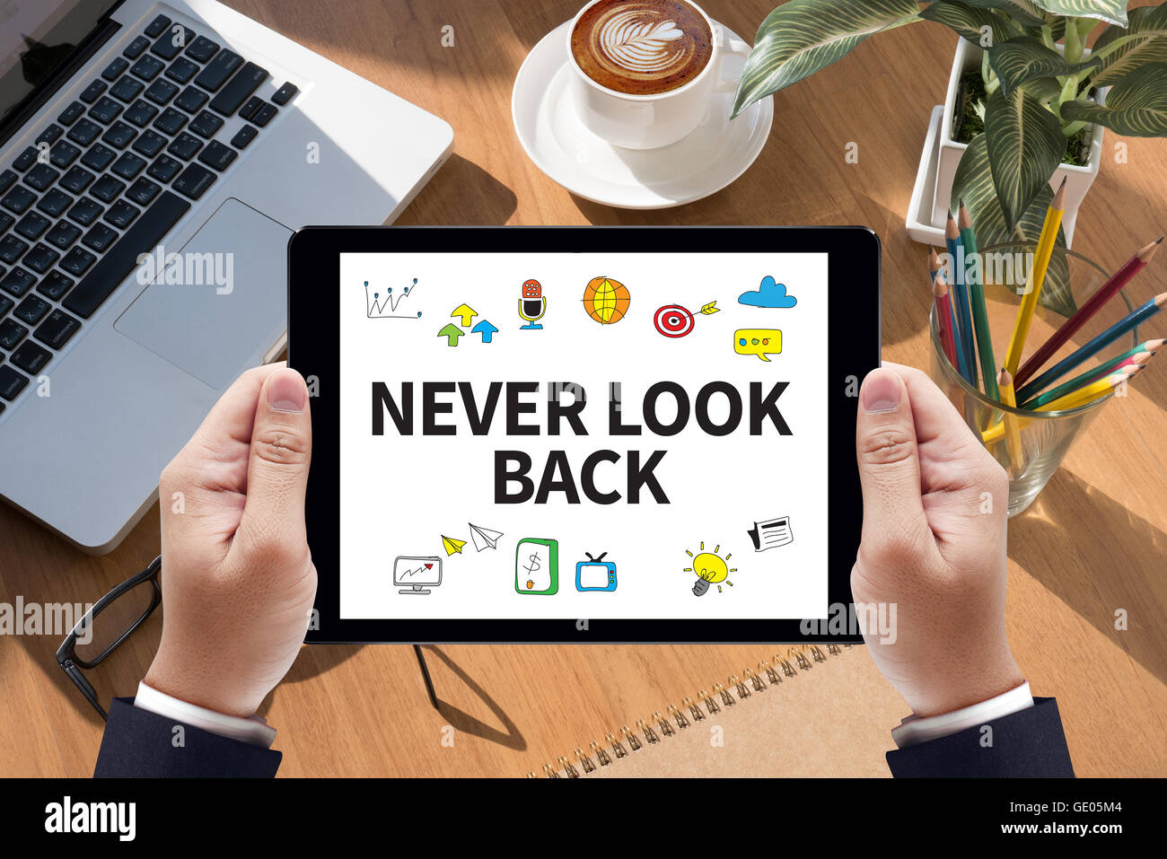 Non guardare mai indietro su tablet sullo schermo, tavolo e business del caffè. Foto Stock