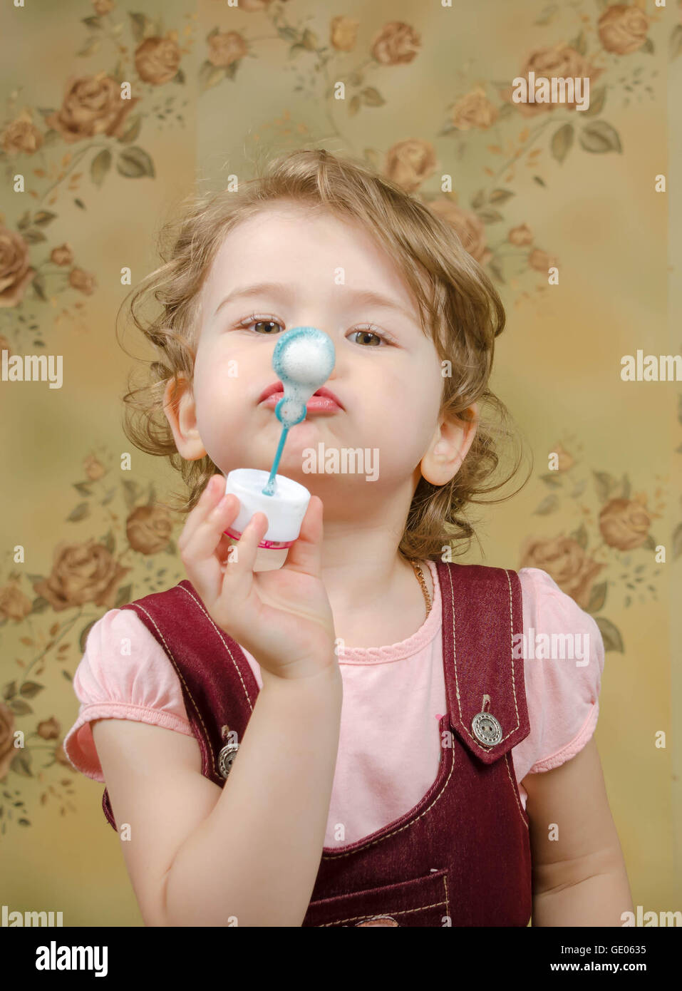 Piccola e graziosa fanciulla giocando con le bolle di sapone Foto Stock